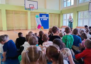 Prowadząca zadaje dzieciom zagadki