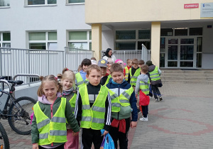 Puchatki przed Szkołą Podstawową Nr 199 w Łodzi