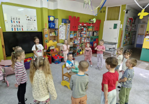 Dzieci śpiewają sto lat