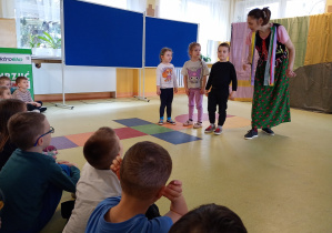 Mali artyści w akcji- dzieci śpiewały piosenki