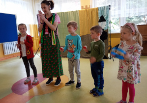Dzieci aktywnie uczestniczą w przedstawieniu grając na instrumentach