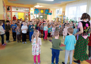 Muzyczne emocje - przedszkolaki tworzyły własny akompaniament.