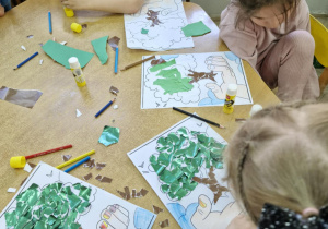 dzieci robią prace metodą wydzieranki