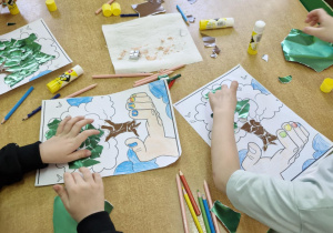 dzieci robią prace metodą wydzieranki