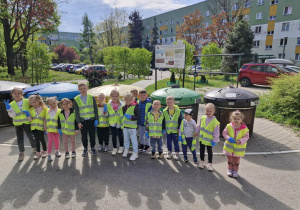 Dzieci przyglądają sie koszom do segregacji śmieci