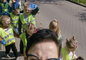 dzieci sprzątają naszą okolice