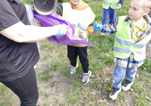 dzieci sprzątają naszą okolice