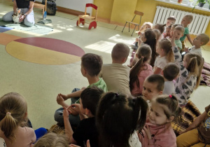 Dzieci słuchają ciekawostek o zwierzątkach