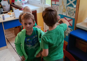 chłopcy z delfinków szukają wskazówek zostawionych przez leprechauna