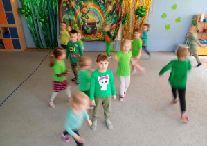 Motylki tańczą do muzyki irlandzkiej