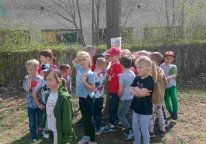 Dzieci podczas zabawy ruchowej w ogrodzie
