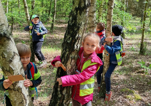 Dzieci przytulają się do brzozy, jako element kontaktu z naturą
