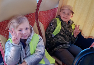 Justyna i Oskar w autokarze, w drodze powrotnej, z uśmiechami na twarzach