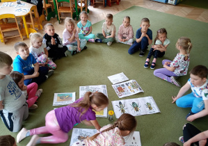 Dzieci oglądają materiały edukacyjne o pszczołach