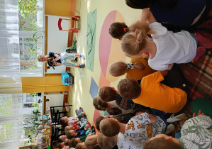 Prowadząca opowiada dzieciom o życiu szynszyl