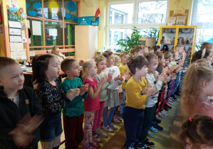 Dzieci klaszczą w rytmie piosenki