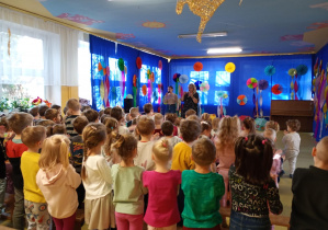 Panie prowadzące koncert śpiewają piosenkę