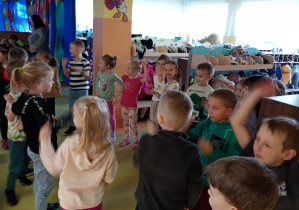 Dzieci tańczą do utworów F. Chopina