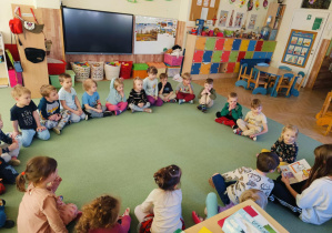 Wolontariuszki czytają bajki