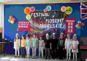 Zespół z Przedszkola nr 152, dzieci ubrane w stroje związane z pogodą