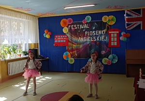 Duet Nikola i Madzia, dziewczynki tańczą w biało różowych strojach