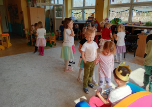 Blanka częstuje się cukierkiem
