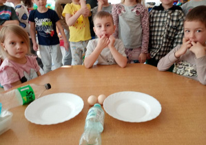 Dzieci czekają na doświadczenie