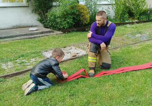 Maksym zwija węża strażackiego