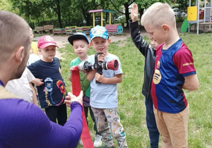 Olek ogląda węża strażackiego