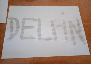Napis z cytryny "Delfin" po wyschnięciu