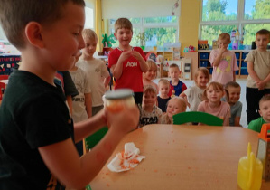 Maksym wstrząsa słoikiem