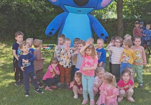 Wspólne zdjęcie Tygrysków ze Stitchem.