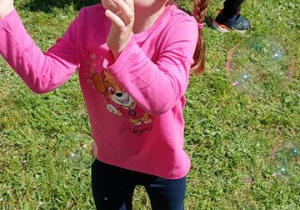 Hania łapie bańki.