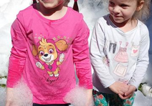 Hania i Milanka w pianie.