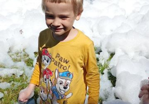 Bartek w pianie.