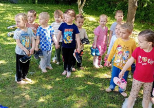 Dzieci wracają do pzredszkola.