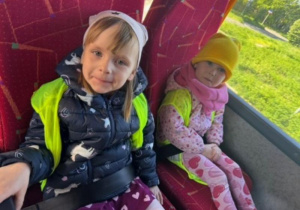Hania i Weronika jadą autokarm.