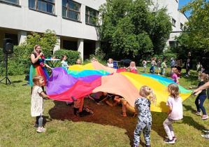 Zabawa Delfinków z chustą animacyjną