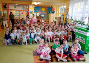 Wszystkie grupy biorące udział w festiwalu siedzą i czekają na rozpoczęcie.
