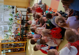 Dzieci uważnie słuchają ciekawostek o zwierzątkach.