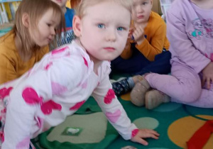 Michalina szuka pary zwierzątek.
