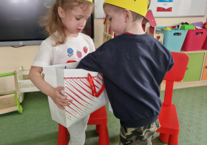 dzieci częstują się cukierkami urodzinowymi