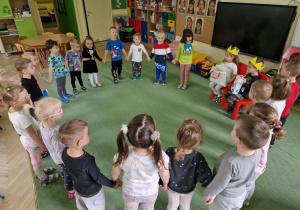 dzieci śpiewają sto lat
