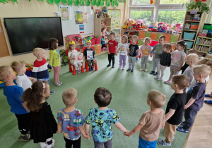 dzieci śpiewają sto lat