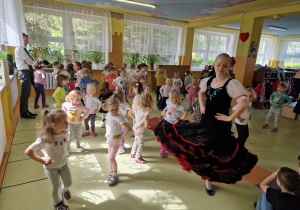 dzieci uczą się kroków różnych tańców