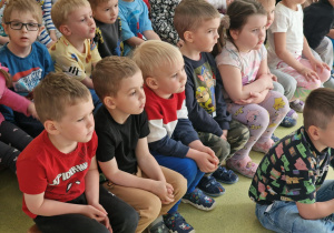 dzieci oglądają tancerki tańczące tańce narodowe
