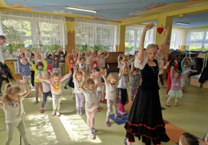dzieci uczą się kroków różnych tańców