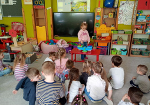 Dziewczynka robi to samo co chłopiec wcześniej