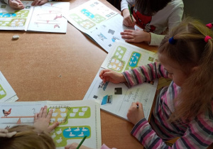 Dzieci wykonują pracę w książkach