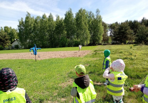 Wspólne oglądanie różnych rodzajów strachów na wróble przed zaoranym polem